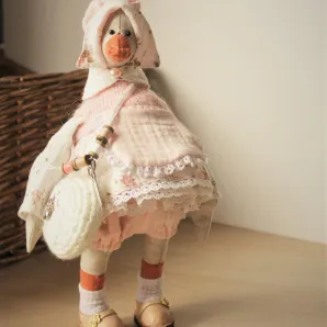 Интерьерная текстильная игрушка ручной работы «Гусыня Марта».
