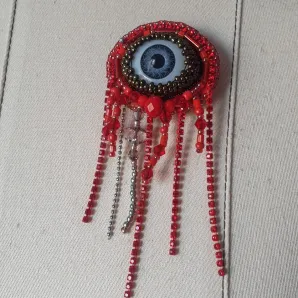Брошь булавка глаз. Красная брошка бижутерия украшение из бисера ручной работы.