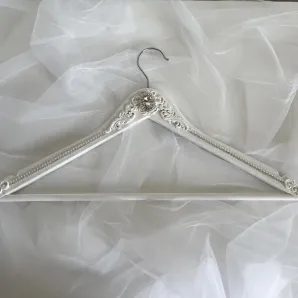 Вешалка для свадебного платья