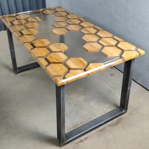 Стол из массива дуба и эпоксидной смолы Соты река