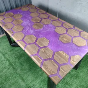 Стол из массива дуба и эпоксидной смолы река