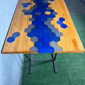 Стол из массива дуба и эпоксидной смолы река