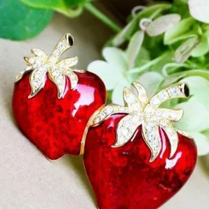 Коллекционная брошь "Клубника" от SWAROVSKI