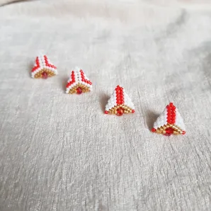 Серьги пусеты и жемчугом и биконусами Сваровски