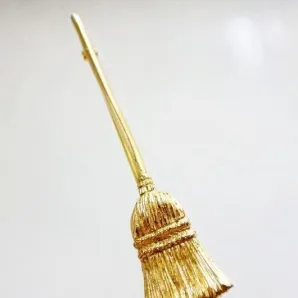 Коллекционная брошь "Метла" от ROBERT MANDLE