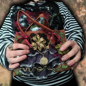 Кастомная сумка с золотой подвеской