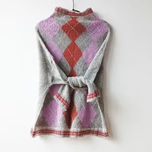 Свитер с ромбами