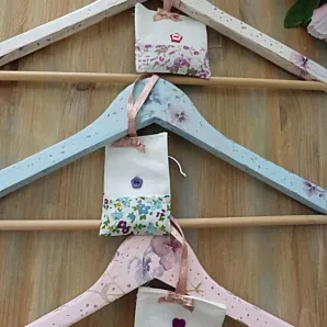 Вешалки и плечики для одежды