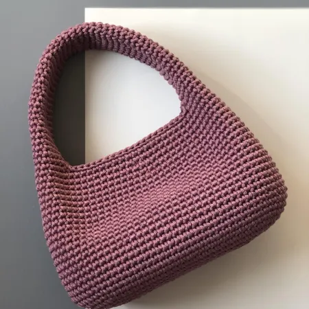 Вязаная сумка хобо лилового цвета