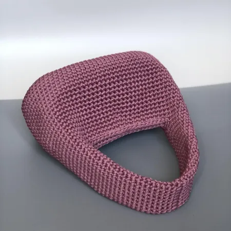 Вязаная сумка хобо лилового цвета