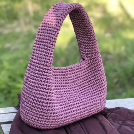 Вязаная сумка хобо лилового цвета