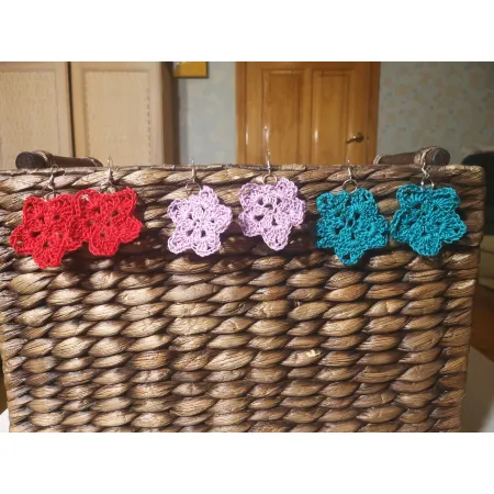 Вязанные сережки звездочки красные