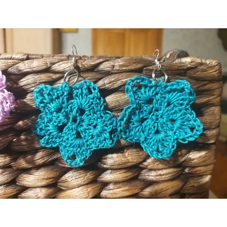 Вязанные сережки звездочки красные