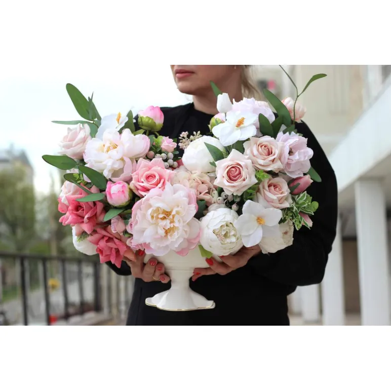 Цветочная композиция из искусственных цветов в вазе