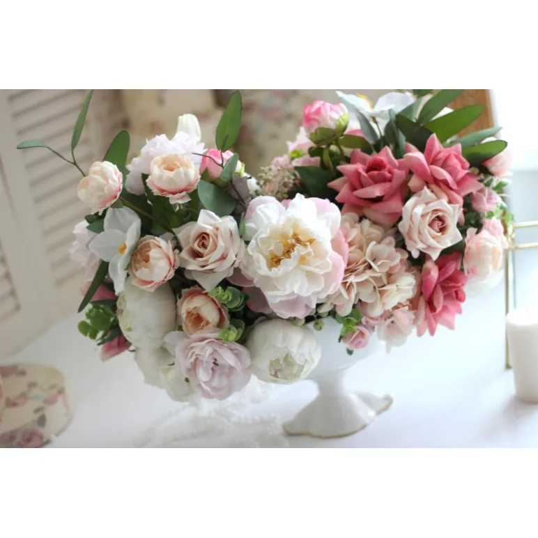 Цветочная композиция из искусственных цветов в вазе