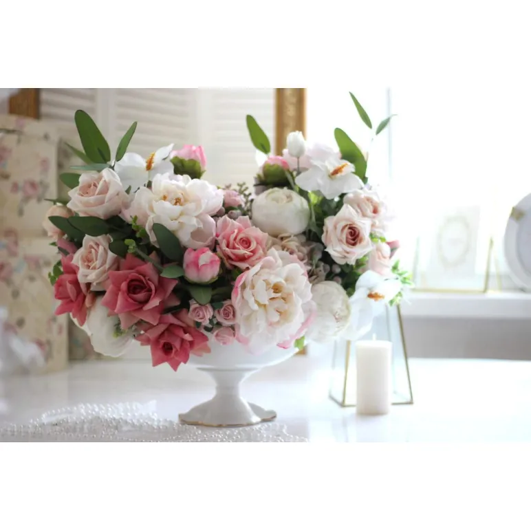 Цветочная композиция из искусственных цветов в вазе