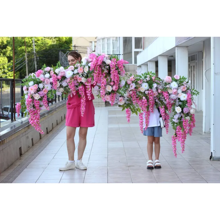 Объемная гирлянда из искусственных цветов свисающая