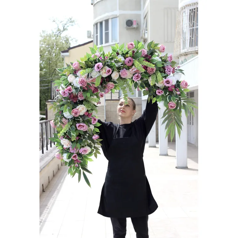 гирлянда из искусственных цветов в фиолетовых тонах