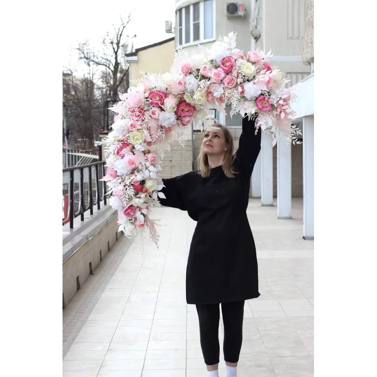 Розовая гирлянда из искусственных цветов