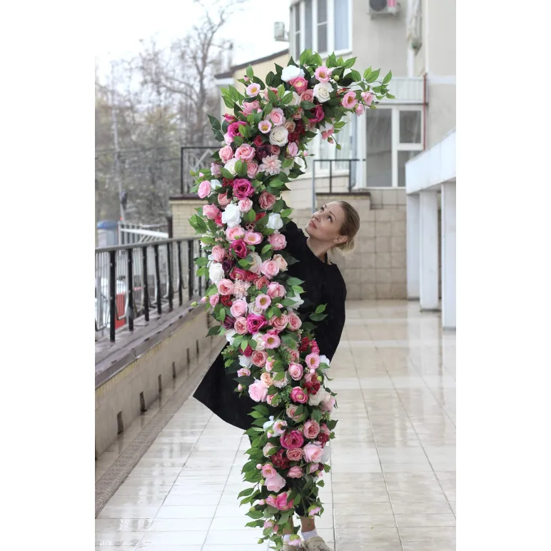 гирлянда из искусственных цветов для оформления магазина