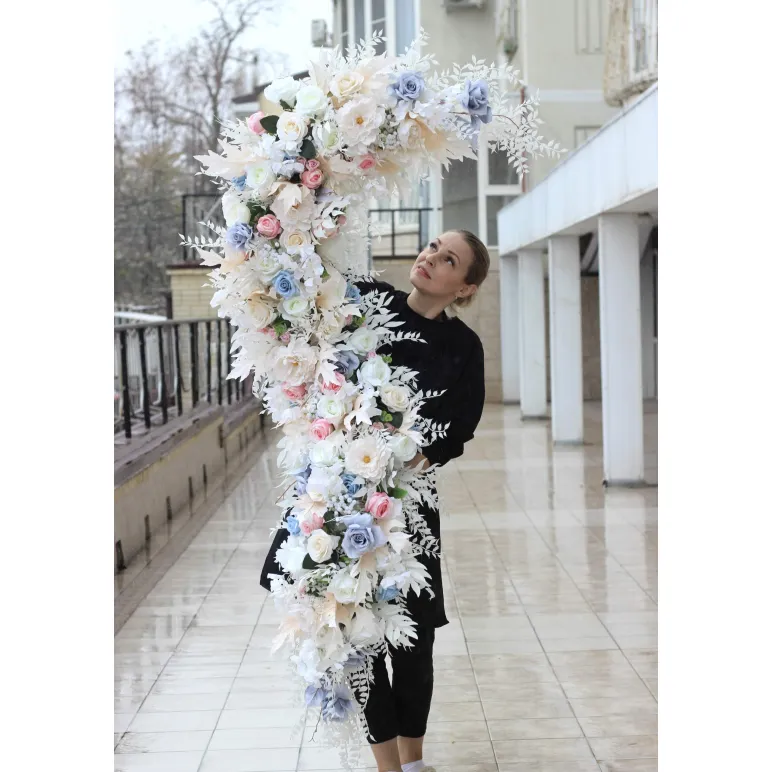 гирлянда из искусственных цветов на свадьбу