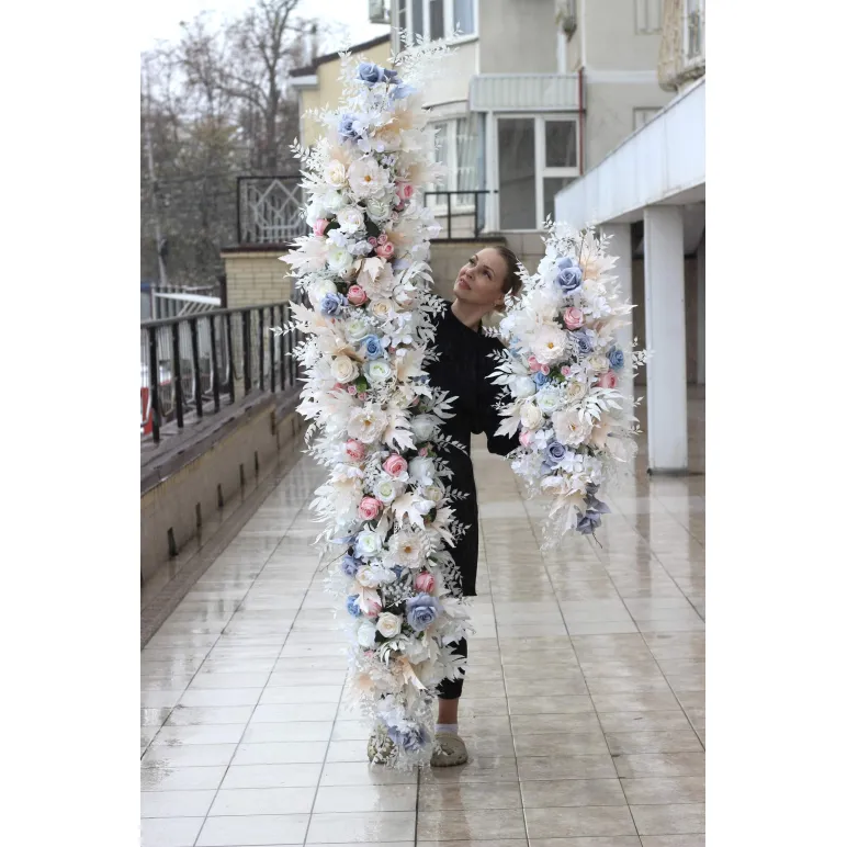 гирлянда из искусственных цветов на свадьбу