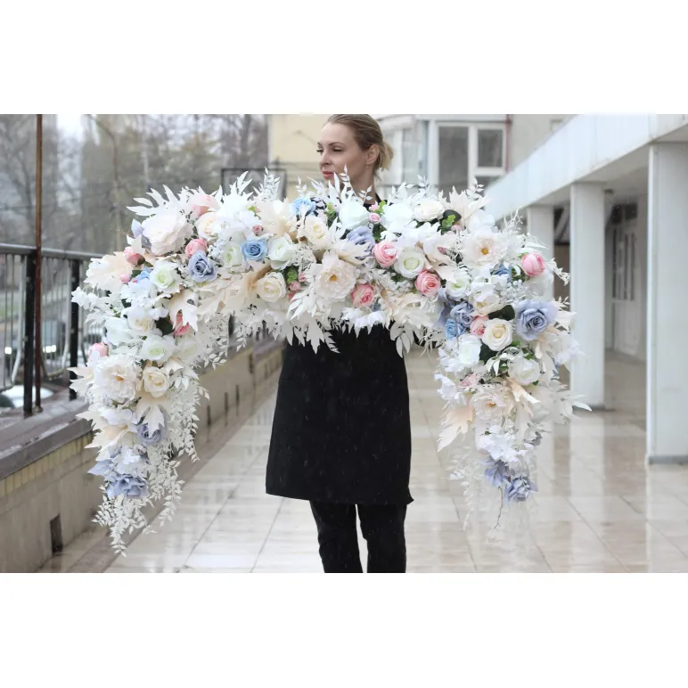 гирлянда из искусственных цветов на свадьбу