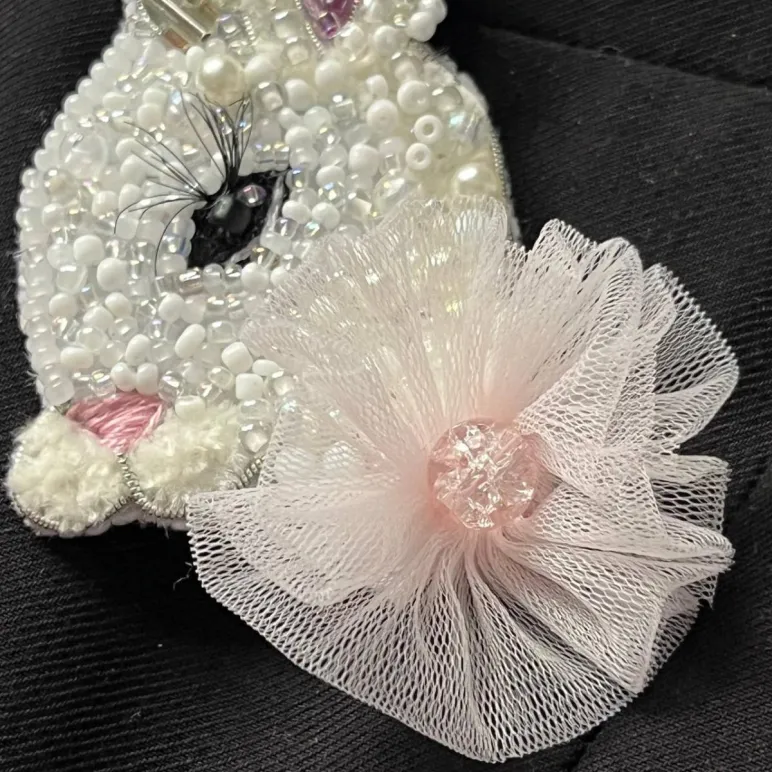 Брошь Белый Кролик