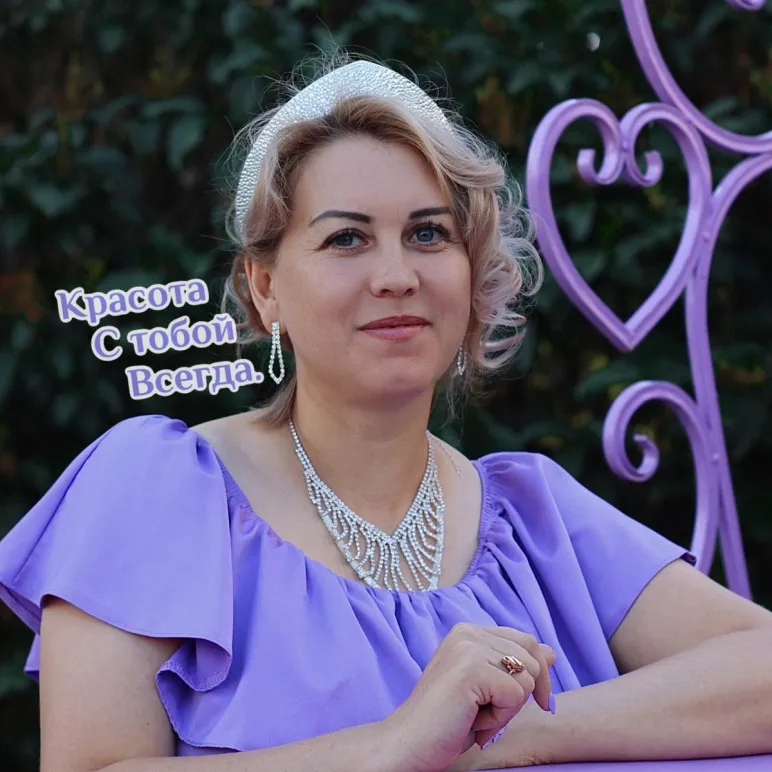 Кокошник со стразами ручной работы.