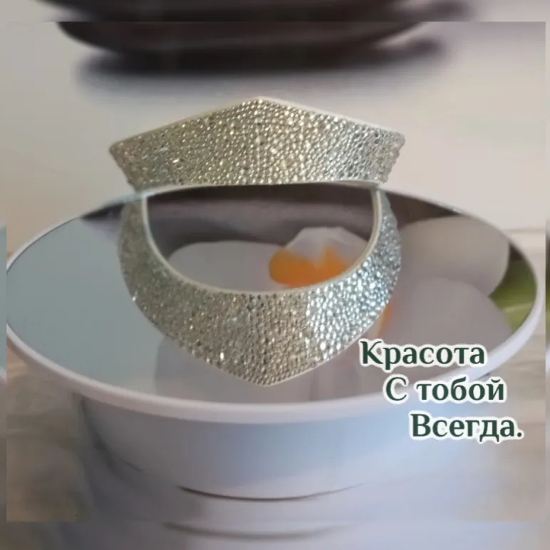 Кокошник со стразами ручной работы.