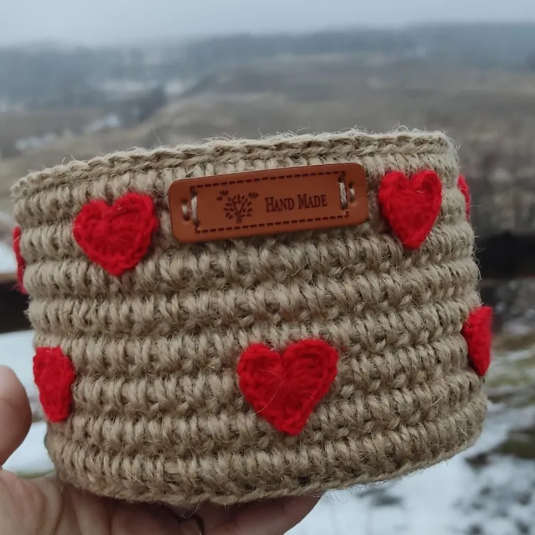 Корзина из джута с сердечками