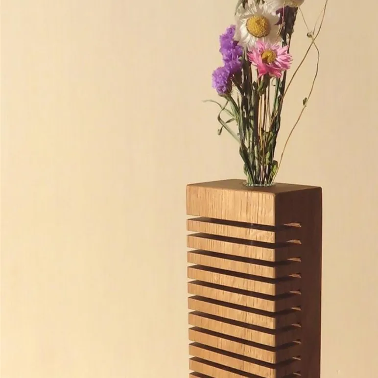 Ваза для цветов и сухоцветов.