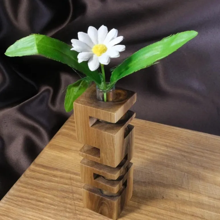 Ваза для цветов и сухоцветов.