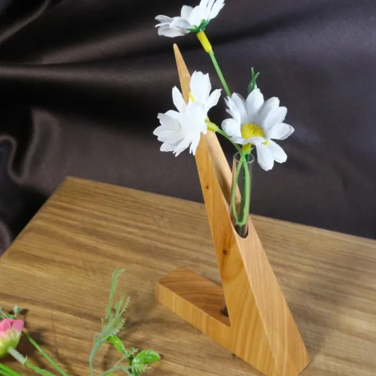 Ваза для цветов и сухоцветов.