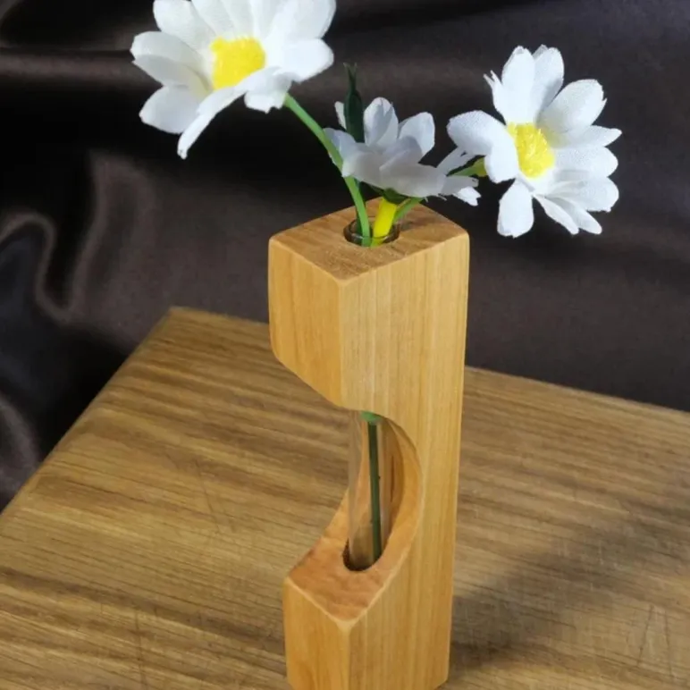 Ваза для цветов и сухоцветов.