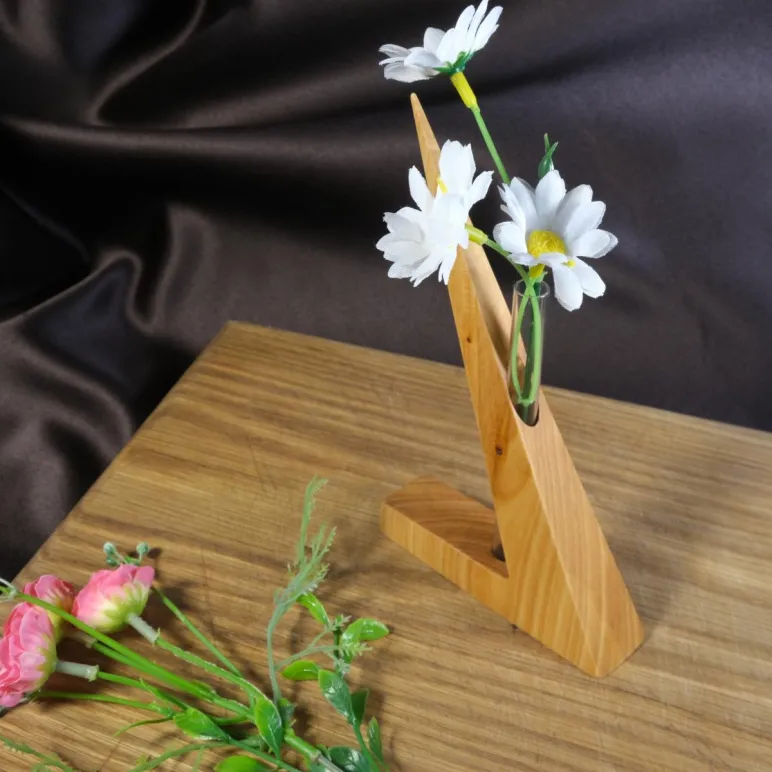 Ваза для цветов и сухостоя необычной формы