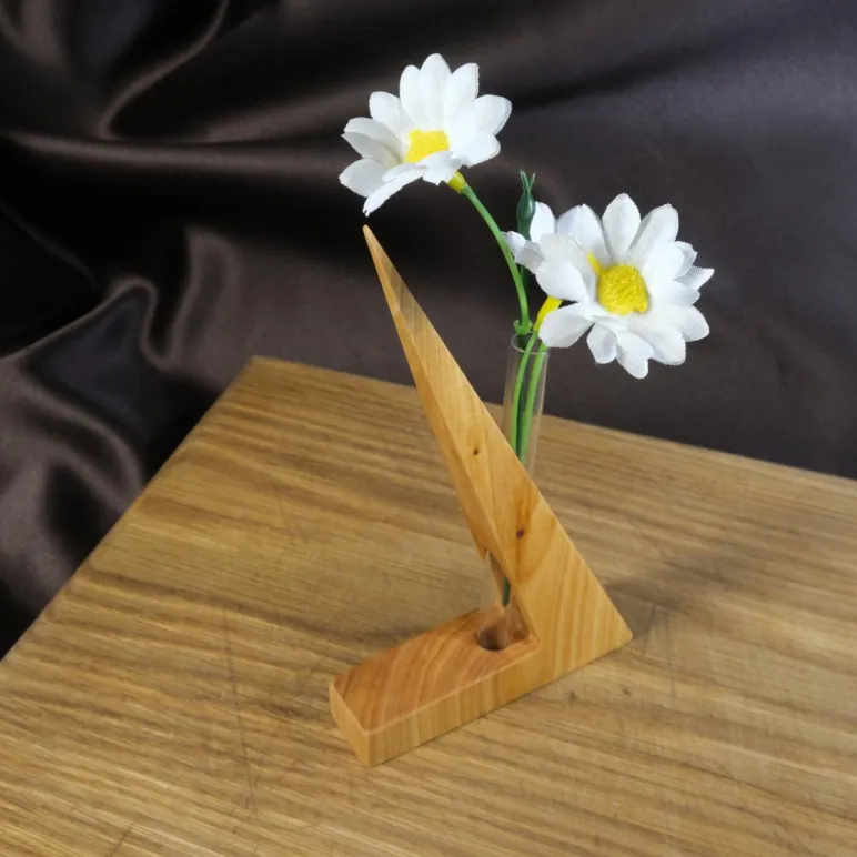 Ваза для цветов и сухостоя необычной формы