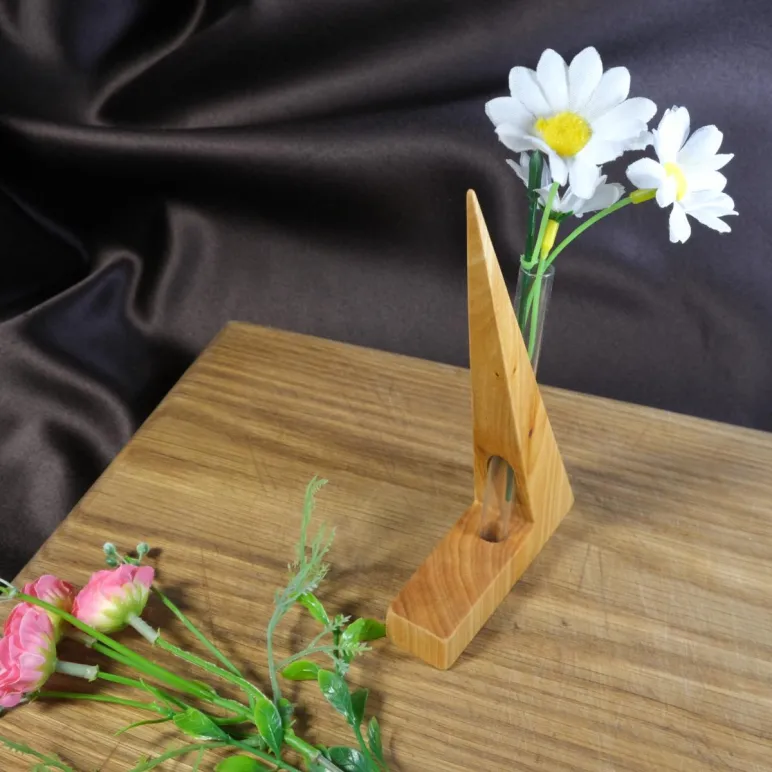 Ваза для цветов и сухостоя необычной формы