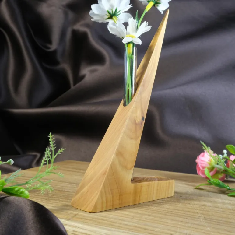 Ваза для цветов и сухостоя необычной формы