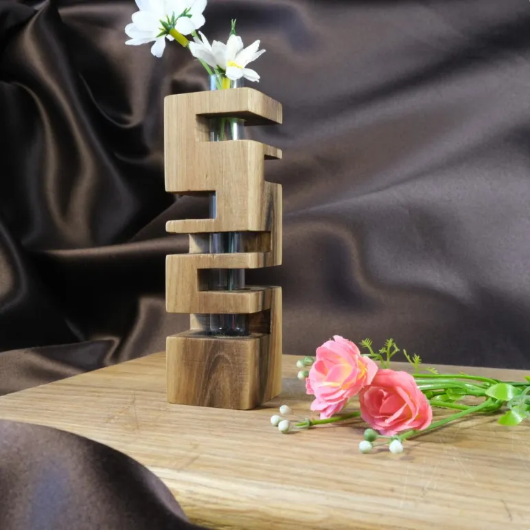 Ваза для цветов и сухоцветов из дерева ореха с колбой