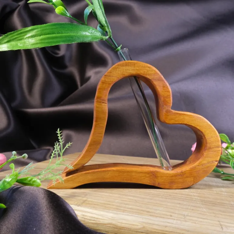 Ваза для цветов и сухоцветов из дерева лакированная с колбой сердце