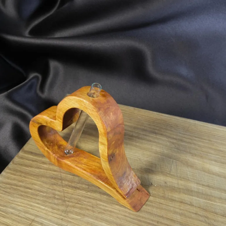 Ваза для цветов и сухоцветов из дерева лакированная с колбой сердце