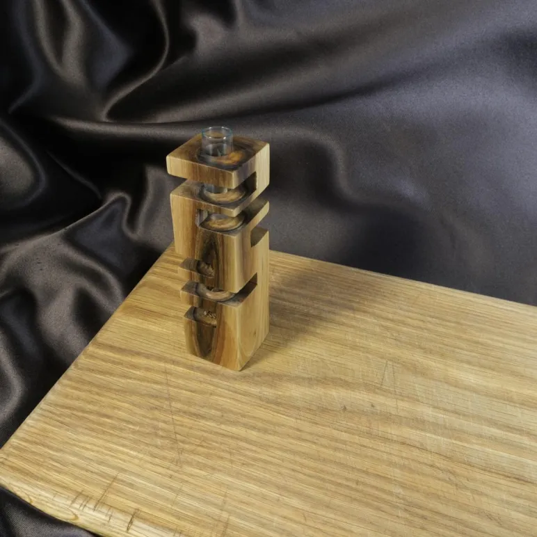 Ваза для цветов и сухоцветов из дерева ореха с колбой