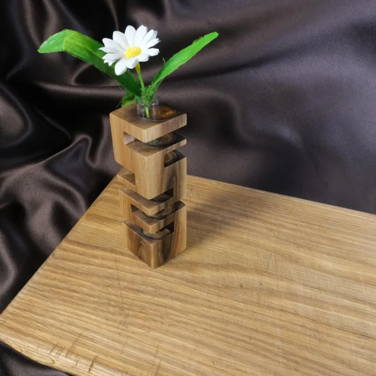 Ваза для цветов и сухоцветов из дерева ореха с колбой