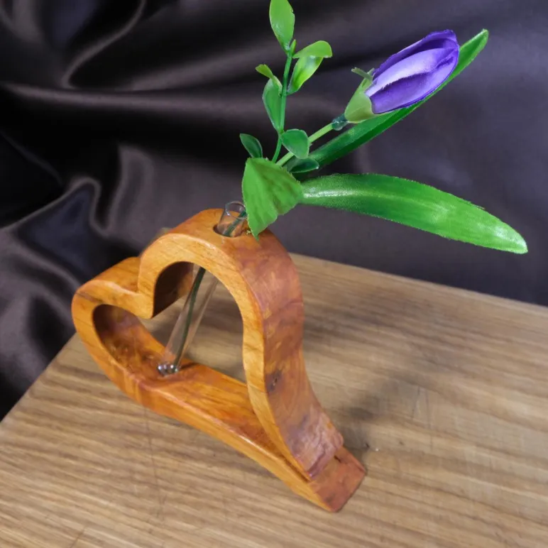 Ваза для цветов и сухоцветов из дерева лакированная с колбой сердце