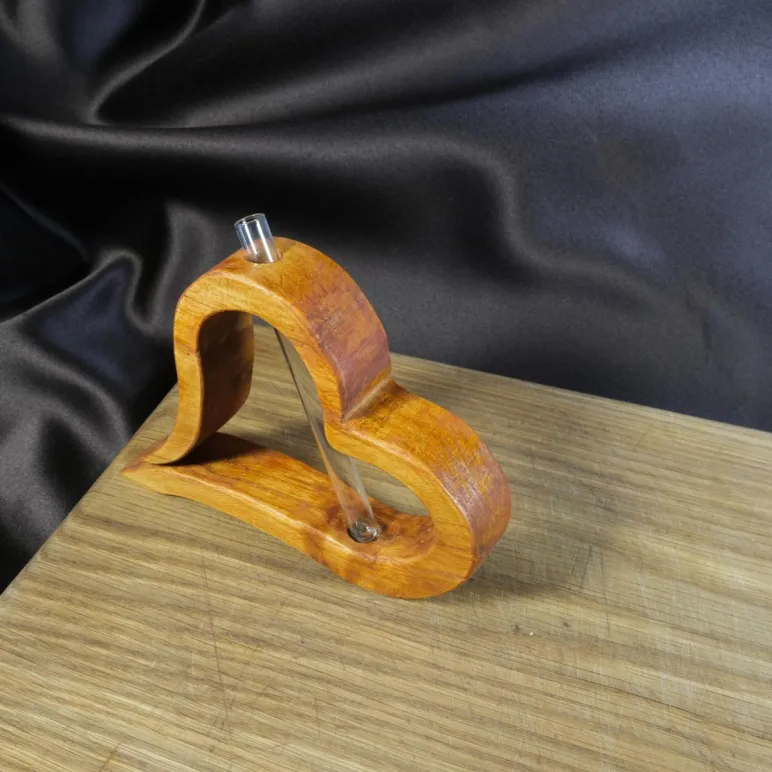 Ваза для цветов и сухоцветов из дерева лакированная с колбой сердце