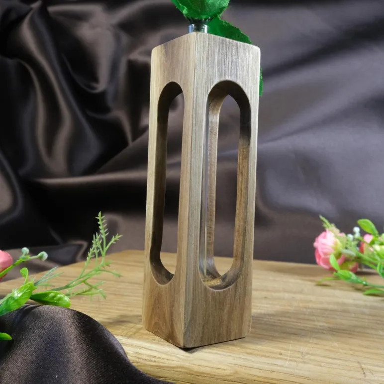 Ваза для цветов и сухоцветов из дерева с колбой