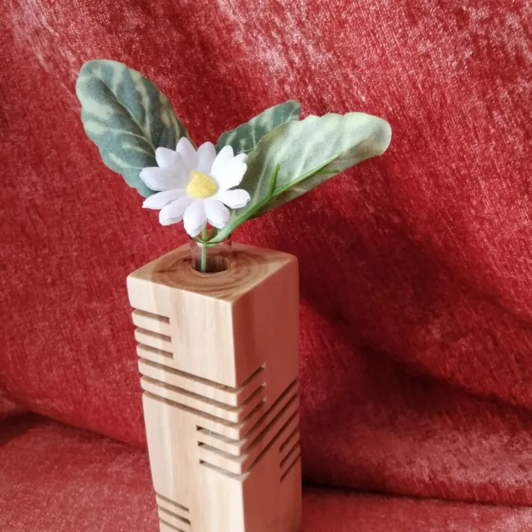 Ваза для цветов и сухоцветов из дерева с колбой