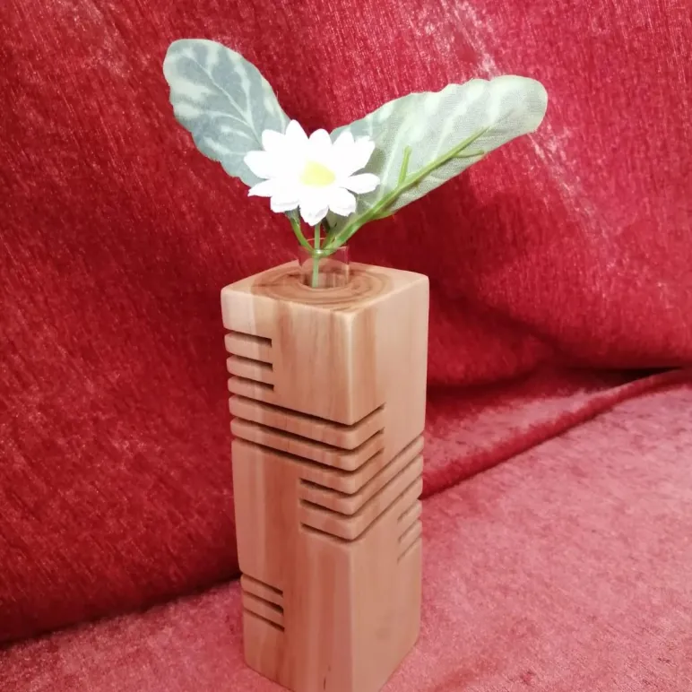 Ваза для цветов и сухоцветов из дерева с колбой