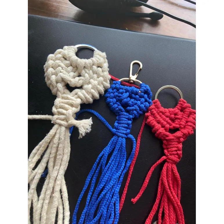 Брелок из красного шнура